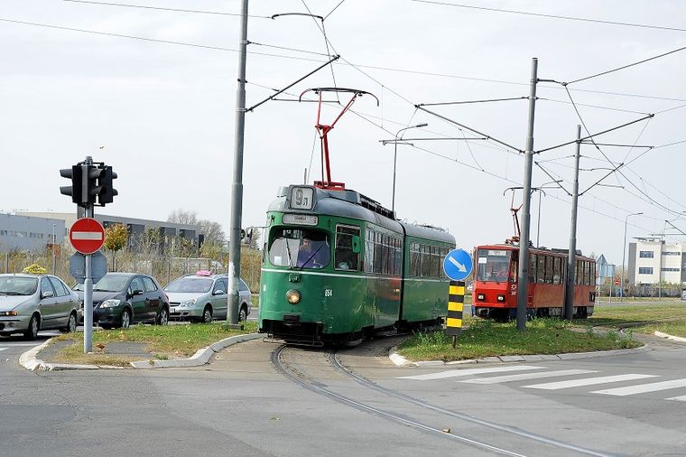 U tramvaju je srela ubogog dedu: Priča Beograđanke hit na društvenim mrežama! (FOTO)