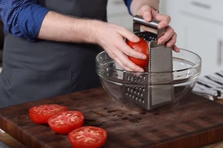 Izrendao je dva paradajza i dodao 3 začina: Fantastičan trik čuva zdravlje i štedi novac! (VIDEO)