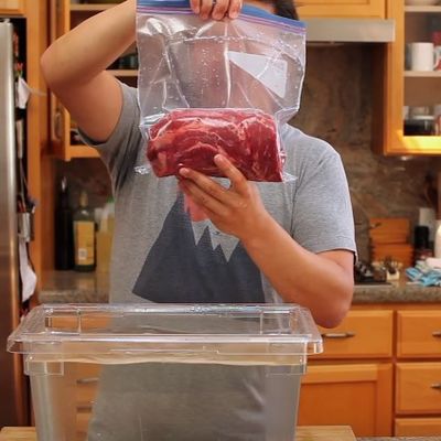 Vakumirao je meso bez ikakvog aparata: Korisna caka koju svaka domaćica treba da zna! (VIDEO)