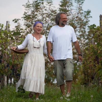 Kako su Vuk i Marina napustili Beograd i otišli na selo: Sade baštu i uživaju u životu! (FOTO)