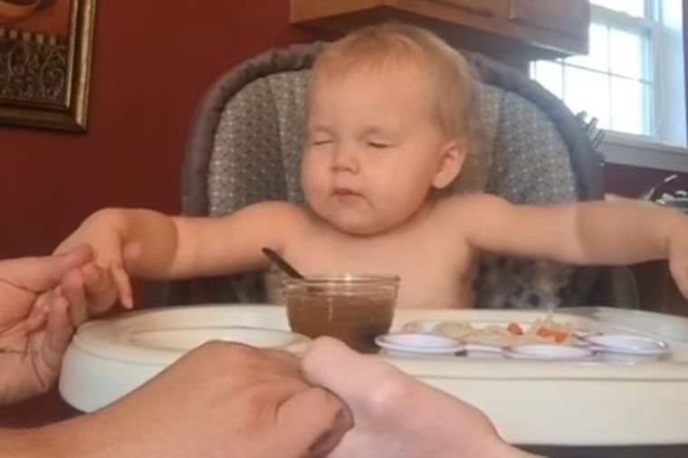 Čista duša jednog deteta: Ova beba je raznežila ceo svet! (VIDEO)