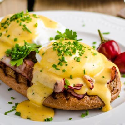Jaja benedikt: Doručak kao iz najskupljeg hotela! (RECEPT)