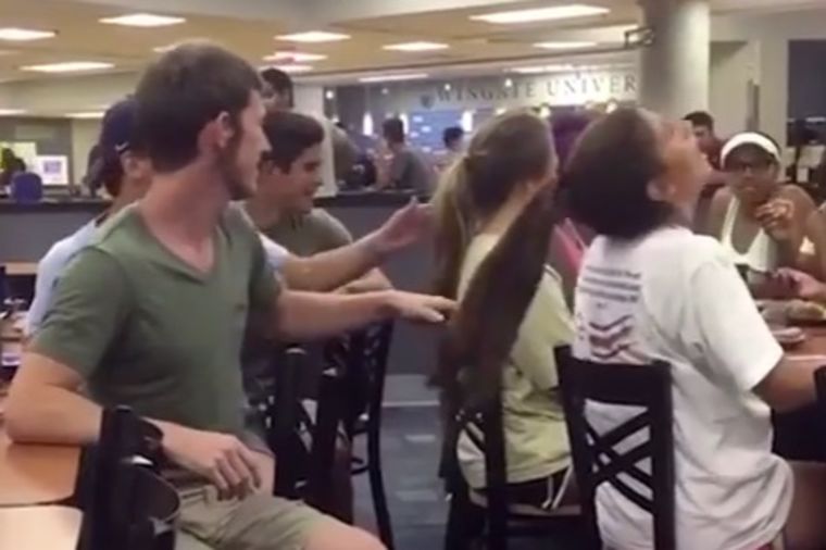 Povukao devojku za kosu: Zažalio što mu je to ikad palo na pamet! (VIDEO)