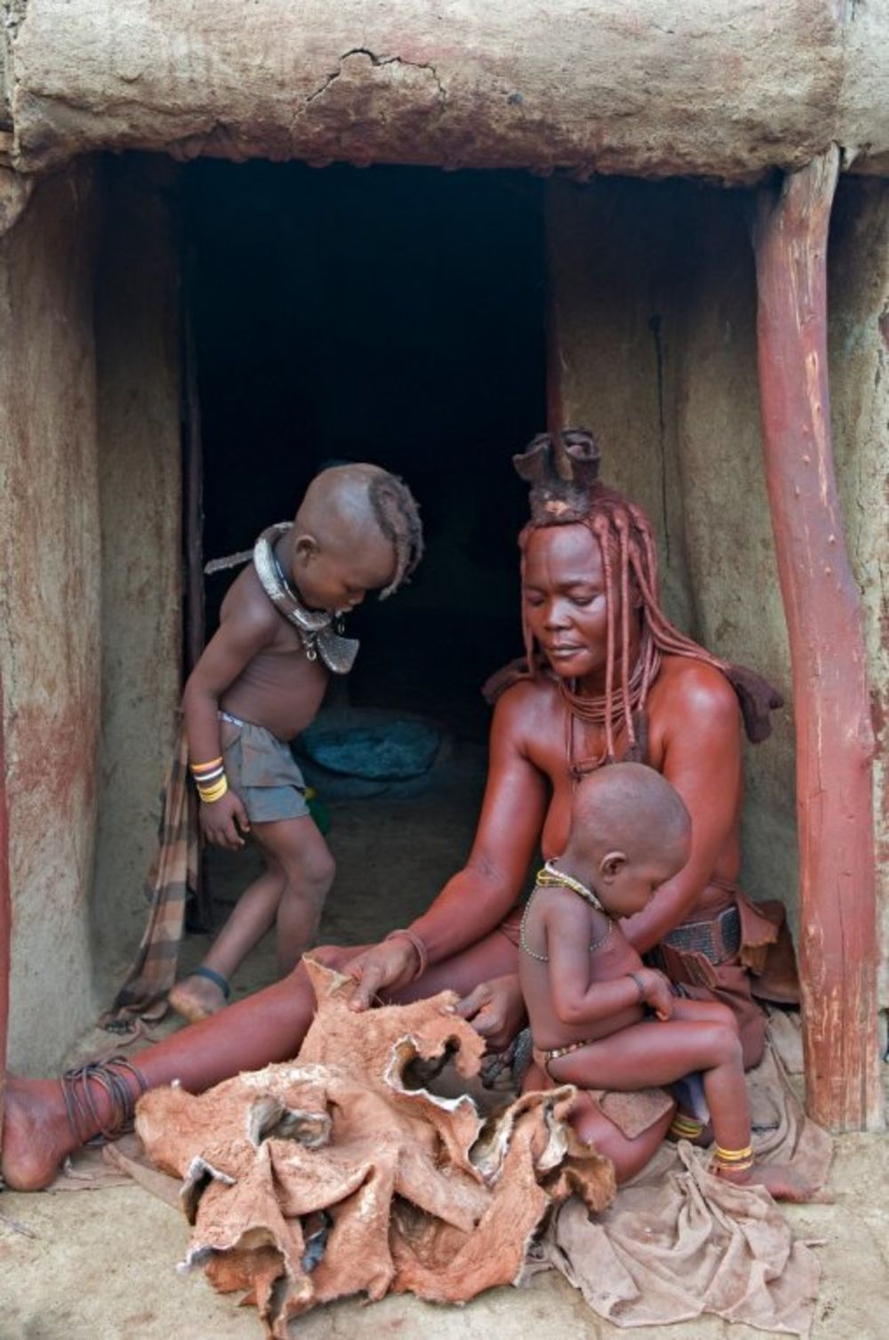 <p>Pleme Himba živi po veoma neobičnim pravilima, a žene imaju glavnu reč.</p>