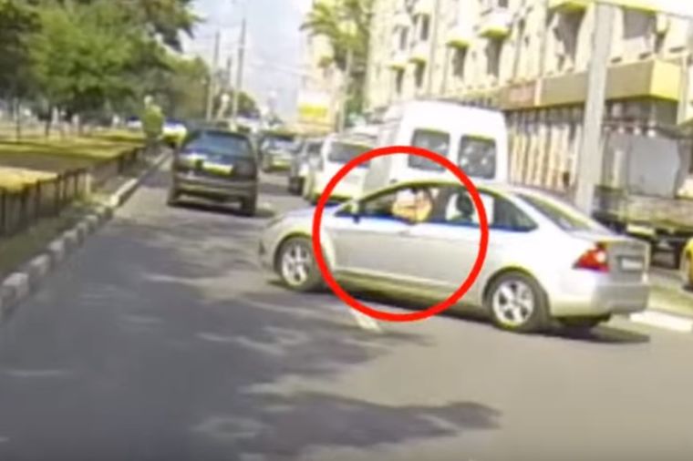 Izbacio đubre iz kola na ulicu: Motorista ga naučio životnu lekciju! (VIDEO)