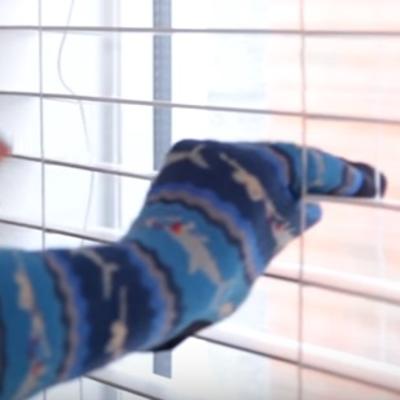 Očistila kuću uz pomoć jedne čarape: Praktična domaćica ima fenomenalan savet! (VIDEO)