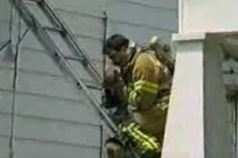 Vatrogasac u sekundi uleteo u požar: Njegova žrtva bila je vredna spasavanja! (VIDEO)