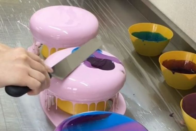 Staklena glazura za torte: Zbog ovog će vaši kolači biti prava remek dela! (RECEPT, VIDEO)