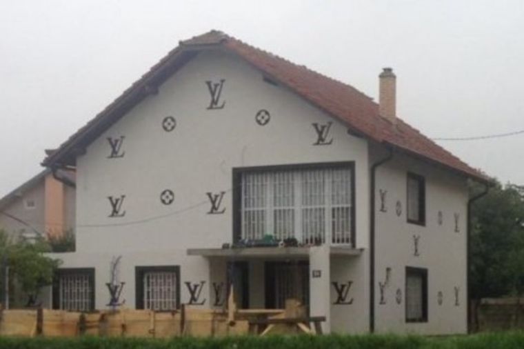 Kuća u Bijeljini postala hit na internetu: Primećujete li zašto? (FOTO)