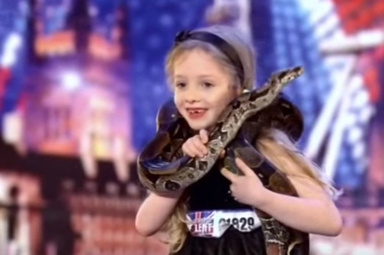 Devojčica izašla na binu sa zmijom oko vrata: Njen talenat ostavlja bez daha! (VIDEO)