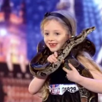 Devojčica izašla na binu sa zmijom oko vrata: Njen talenat ostavlja bez daha! (VIDEO)