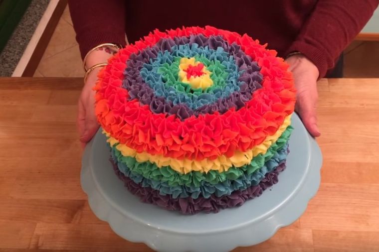 Ova torta je postala potpuni hit: Spolja fantastična, a tek unutra! (VIDEO)