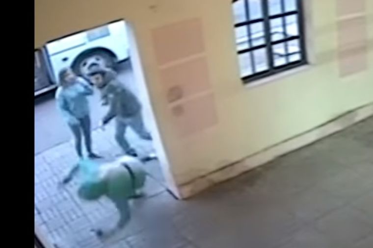 Udario devojku na sred ulice: Potez slučajnog prolaznika ceo grad pamti! (VIDEO)