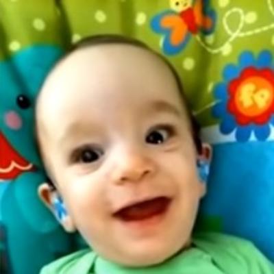 Gluvi dečkić je prvi put čuo svoju mamu: Njegova reakcija oduševila je internet! (VIDEO)