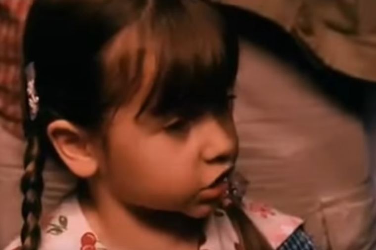 Evo kako sada izgleda devojčica iz filma Mrtav ladan: Neću da ti kažem ćelavi! (FOTO)