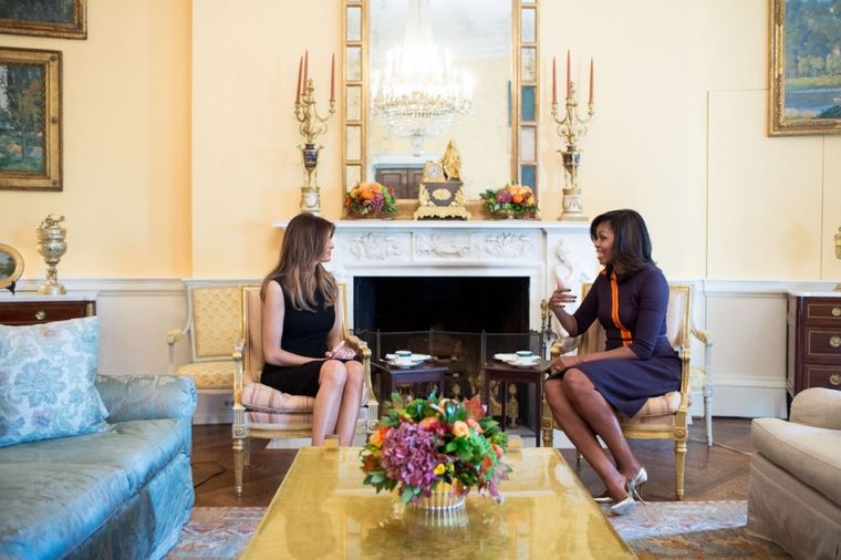 Modni dvoboj Melanije Tramp i Mišel Obame: Prvi susret u Beloj kući! (FOTO)