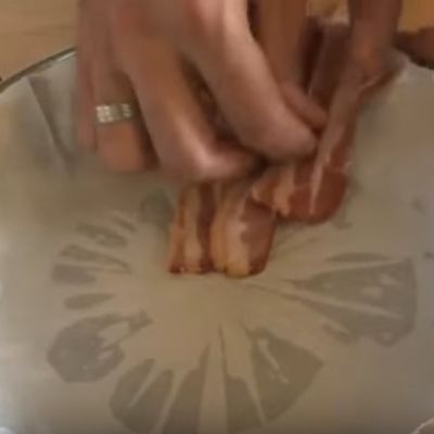 Počeo je da ređa slaninu po tiganju: Poći će vam voda na usta kada vidite šta je napravio! (VIDEO)