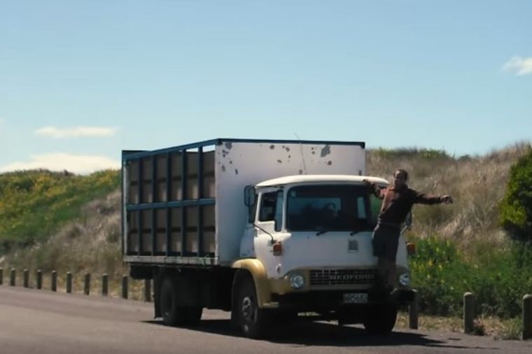 Kupili stari kamion za pola plate: Ljudi u neverici gledaju šta su od njega napravili! (VIDEO)