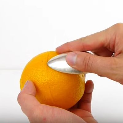 Uzeo je kašiku i pomorandžu i jednim potezom oduševio sve: Ovu caku koristićete stalno! (VIDEO)