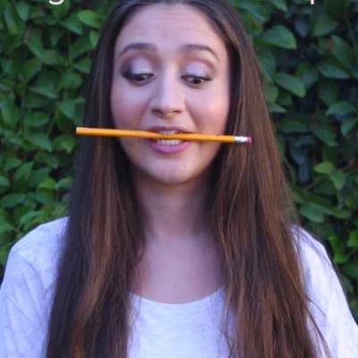 Ova žena svaki dan stavlja olovku u usta: Urnebesno, ali neophodno, evo zašto! (VIDEO)