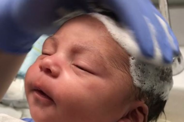 Bebi prvi put oprali kosu: Ovaj snimak osvojio je ceo svet! (VIDEO)