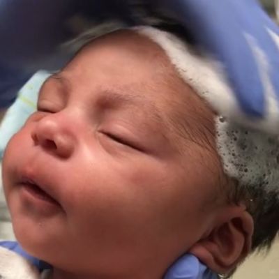 Bebi prvi put oprali kosu: Ovaj snimak osvojio je ceo svet! (VIDEO)