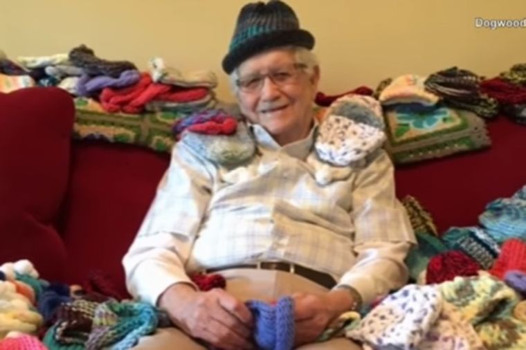 Deka (86) naučio da plete: Pravi kapice za prevremeno rođene bebe! (VIDEO)