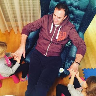 Sergej Ćetković uživa sa ćerkicama: U njegovom domu Nova godina već stiže! (FOTO)