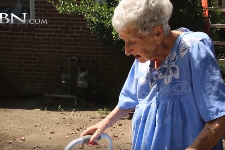 Komšije prijavile baku (90) zbog haosa u dvorištu: Šokirala se kada je otvorila vrata! (VIDEO)