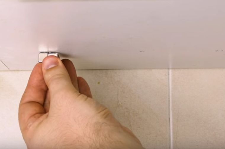 Zalepio je magnet ispod police u kuhinji: Ovi trikovi olakšaće vam život! (VIDEO)