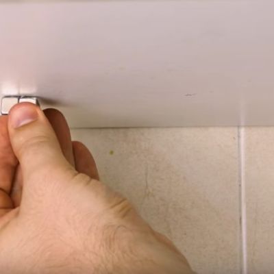 Zalepio je magnet ispod police u kuhinji: Ovi trikovi olakšaće vam život! (VIDEO)