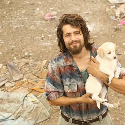 Sve je počelo kada je usvojio jednog napuštenog psa: Ovaj čovek danas živi sa 500 ljubimaca! (FOTO)