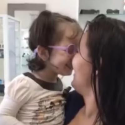 Slepa devojčica (2) prvi put ugledala mamu: Njena reakcija je neprocenjiva! (VIDEO)