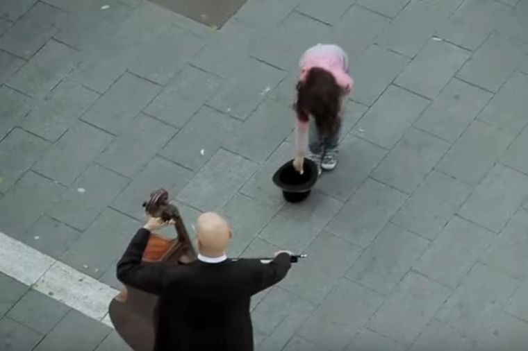 Devojčica dala novčić uličnom sviraču: A onda je usledilo pravo čudo! (VIDEO)