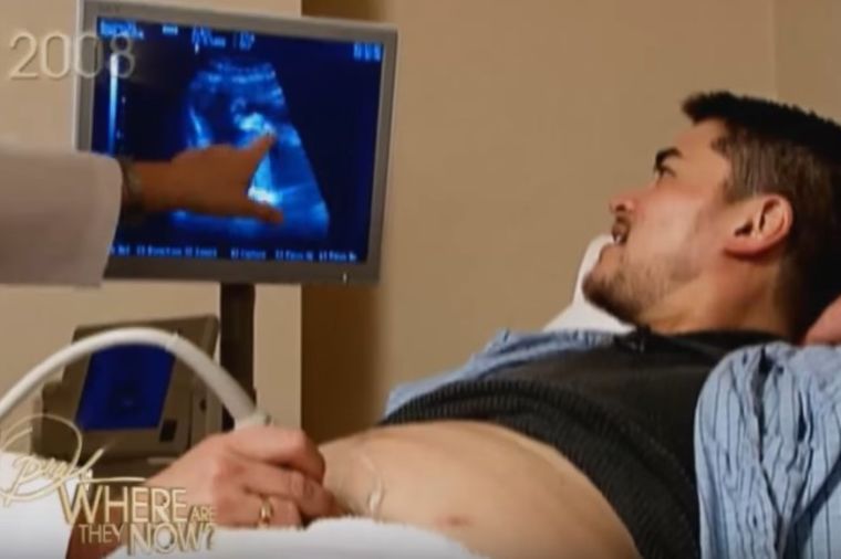 Bio je prvi trudni muškarac, rodio troje dece: Ovako danas izgleda njegov život! (VIDEO)