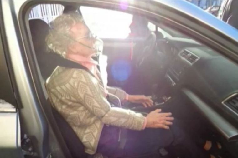 U zaključanom automobilu našli smrznutu baku: Istina ih šokirala! (VIDEO)
