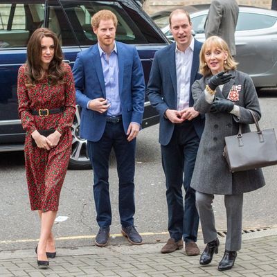 Na debeli minus bez kaputa: Kejt Midlton u tankoj haljinici šetala Londonom! (FOTO)