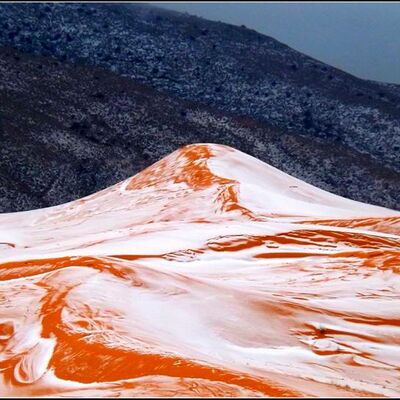 U Sahari pao sneg: Peščane dine pod belim pokrivačem očarale svet! (FOTO)