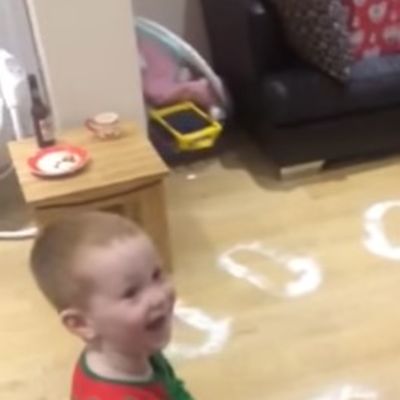 Pravo božićno čudo: Dečak zanemeo kada je pronašao snežne tragove u kući! (VIDEO)