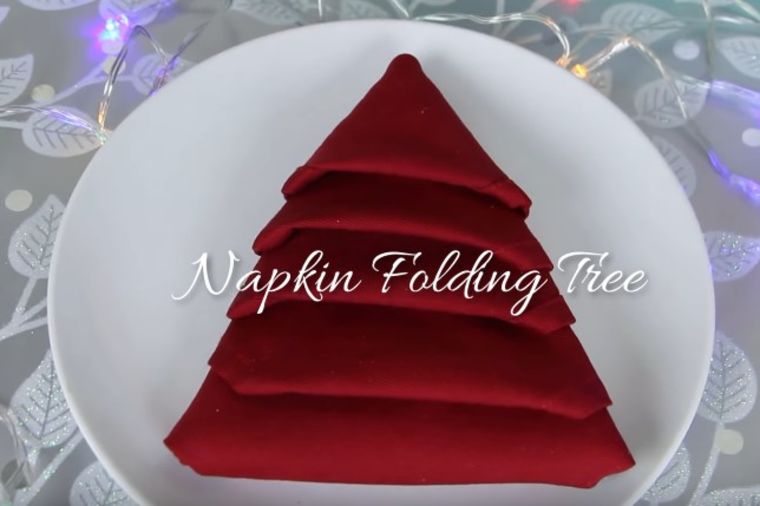 Najslađa dekoracija stola ove sezone: Jelkica od salvete gotova u nekoliko poteza! (VIDEO)
