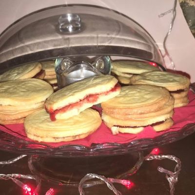 Slatke božićne đakonije: Mekani kolačići puni džema, gotovi za čas! (FOTO, RECEPT)