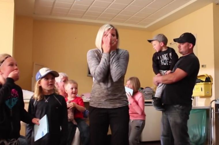 Porodica došla da vidi bebu u porodilištu: Tata im otkrio najbolje čuvanu tajnu ikada! (VIDEO)