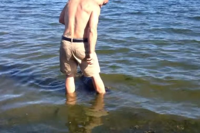Ušao u vodu i osetio nešto oko nogu: Nije verovao svojim očima šta je u pitanju! (VIDEO)