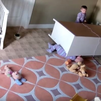 Roditelji postavili kameru u sobu blizanaca (2): Snimak im sledio krv u žilama! (VIDEO)