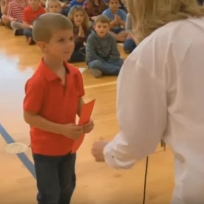 Dečak (5) dobio nagradu u vrtiću: Pravo iznenađenje čekalo ga iza leđa! (VIDEO)