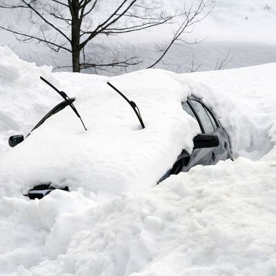 Kako da izvučete auto zaglavljen u snegu: Svaki vozač mora da zna!