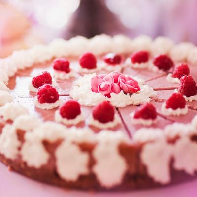 Malina rozen torta: Poslastica za sva čula! (RECEPT)