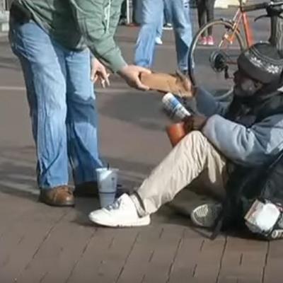 Ispao joj prsten u korpu beskućnika: Kad je htela da ga vrati, desilo se nešto neverovatno! (VIDEO)