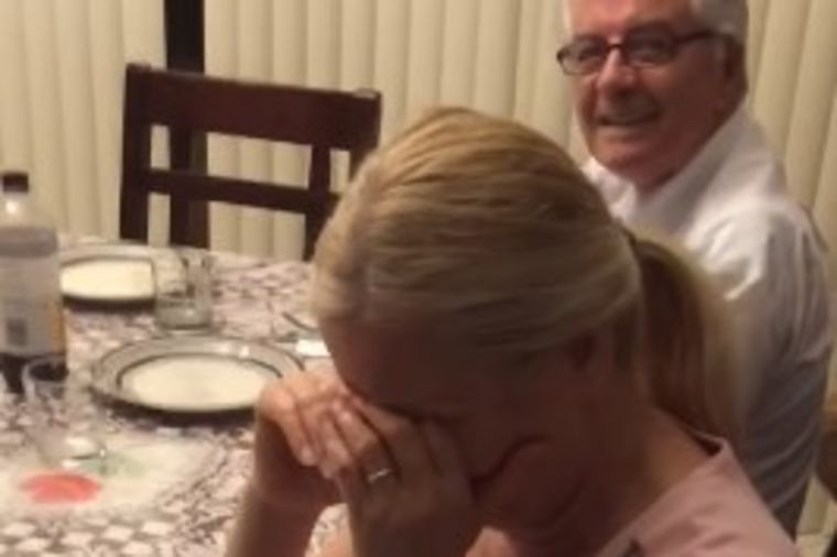 Otvorila rođendanski poklon i počela da plače: Baka nije ni sumnjala šta joj unuka sprema! (VIDEO)