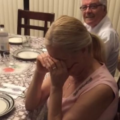 Otvorila rođendanski poklon i počela da plače: Baka nije ni sumnjala šta joj unuka sprema! (VIDEO)